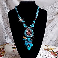 Collier Turquoise Haute Couture au Style Amérindien brodé sur du Cuir avec des cabochons ronds Nacre Acajou et Prune, s’ajoute un cabochon Turquoise. Orné de cristaux, ruban, perles et rocailles 